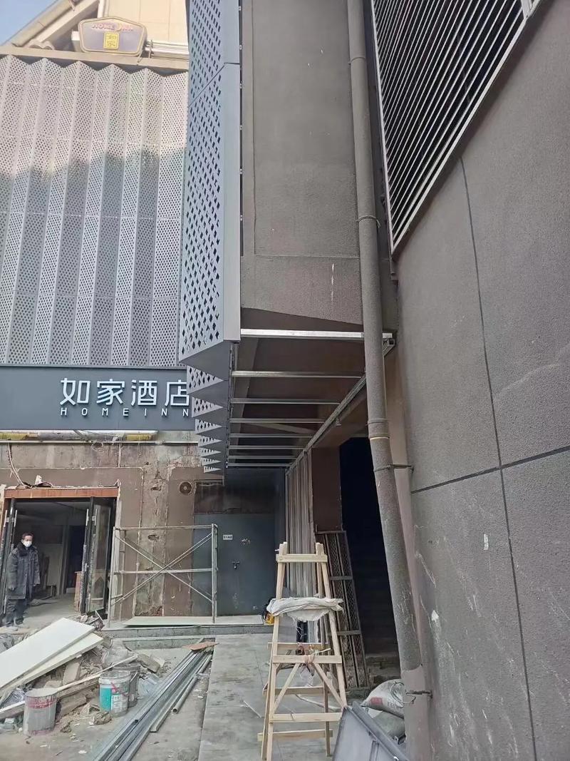 铝板幕墙安装施工全攻略 专业幕墙维修与改造服务解析