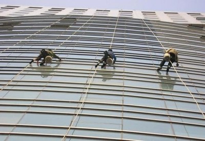 高空技艺破解城市顽疾 东莞茶山如何用高空作业解决积水内涝与幕墙维修难题
